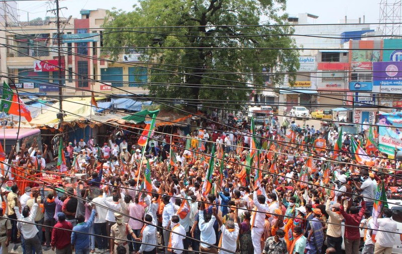 În India îngenuncheată de pandemie, partidul premierului Modi organizează mitinguri politice cu sute de persoane