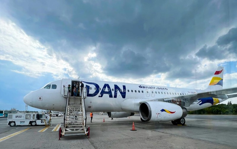 Aeroportul de la Brașov, proaspăt inaugurat, rămâne fără zboruri regulate. Compania Dan Air anunță suspendarea acestora