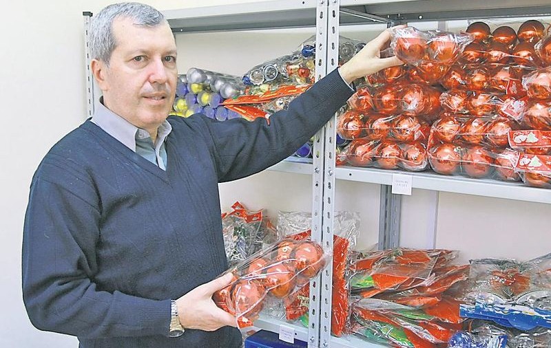 Fiscul deschide magazin cu produse confiscate: ”Patru lei un set de globuri”