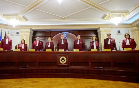 Curtea Constituțională este formată din 9 judecători