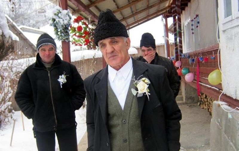 Cinci ore de chin. Bătrân de 80 de ani, cu accident vascular, plimbat între trei spitale din Neamț, pe motiv că era suspect de COVID-19