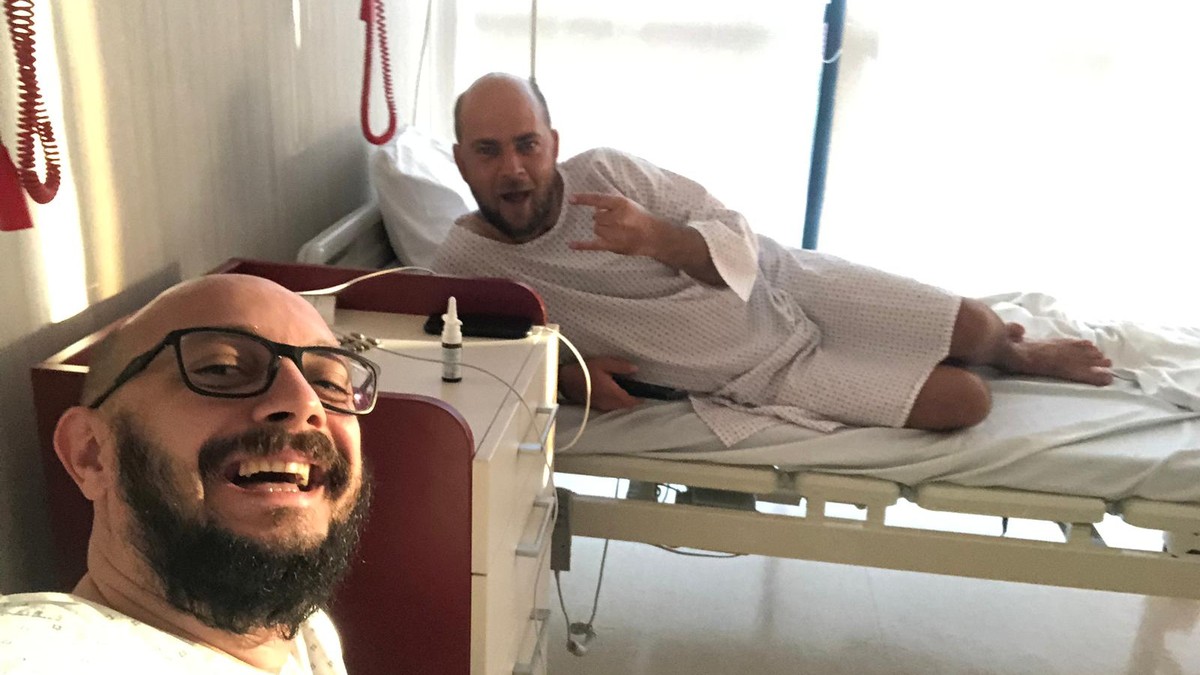 Prezentatorul și regizorul show-ului “Te cunosc de undeva!”, Cosmin Seleși și Cătălin Bugean, pe patul de spital " | FOTO