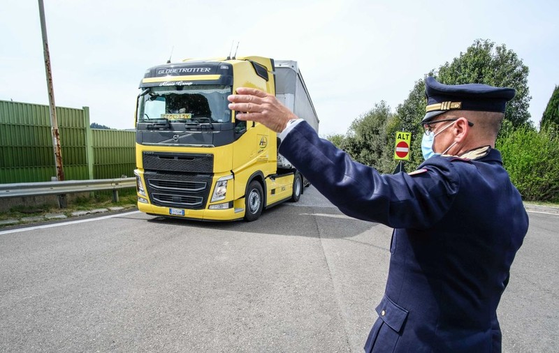 Șofer de TIR amendat cu 35.000 de euro, după ce polițiștii au verificat cursele din ultimele 56 de zile, când a parcurs 13.554 kilometri