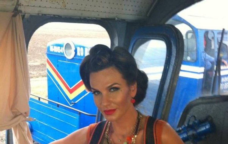 FRUMOASĂ, FOCOASĂ ŞI PERICULOASĂ! TE-AI URCA ÎNTR-O LOCOMOTIVĂ CONDUSĂ DE ANNA LESKO?