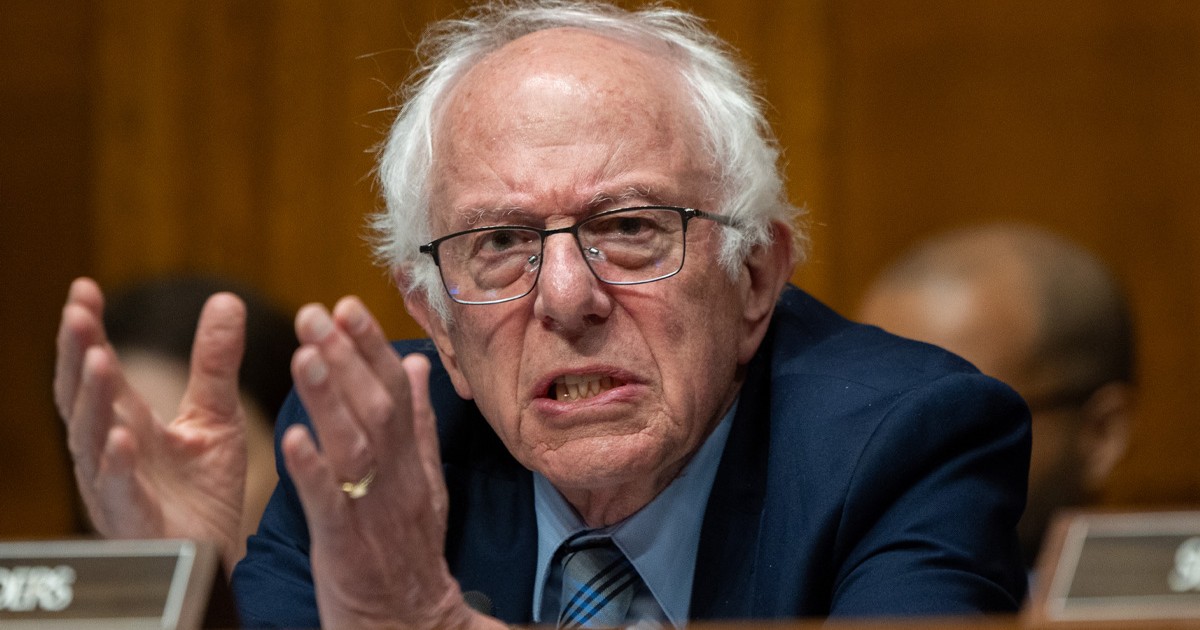Portret de Bernie Sander cu mâinile în fața sa încearcă să explice ceva părând destul de încrâncenat.
