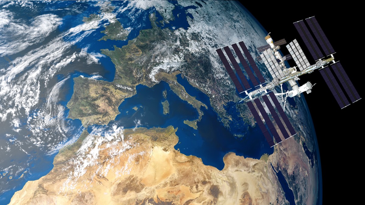 Staţia Spaţială Internaţională - Imagine spectaculoasă cu ISS deasupra Mării Mediterane