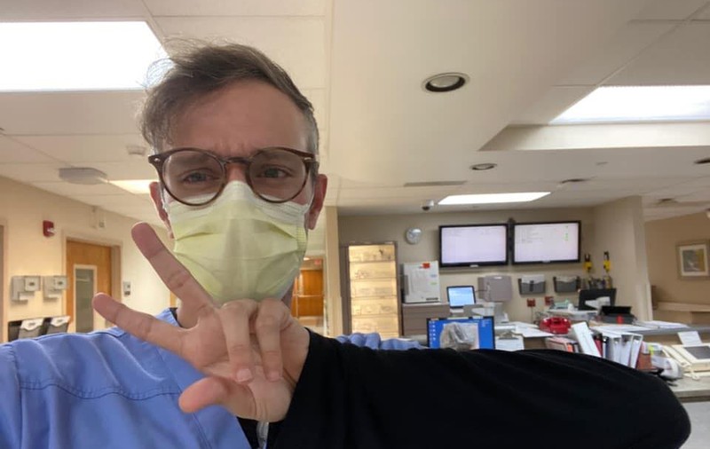 Un asistent medical care s-a luptat cu traumele provocate de COVID-19 a fost găsit mort în mașina lui. Ce bănuiesc polițiștii