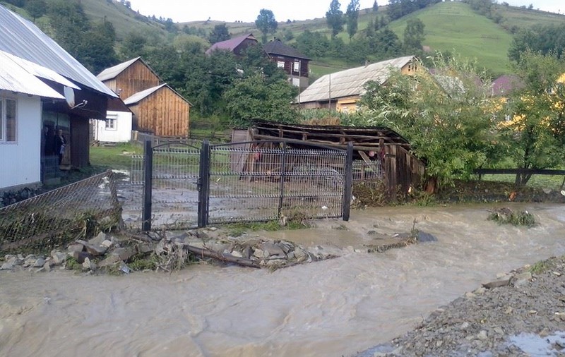 Viiturile au distrus patru case la Măgura Ilvei! Alte 16 gospodării au fost afectate de inundații! | FOTO