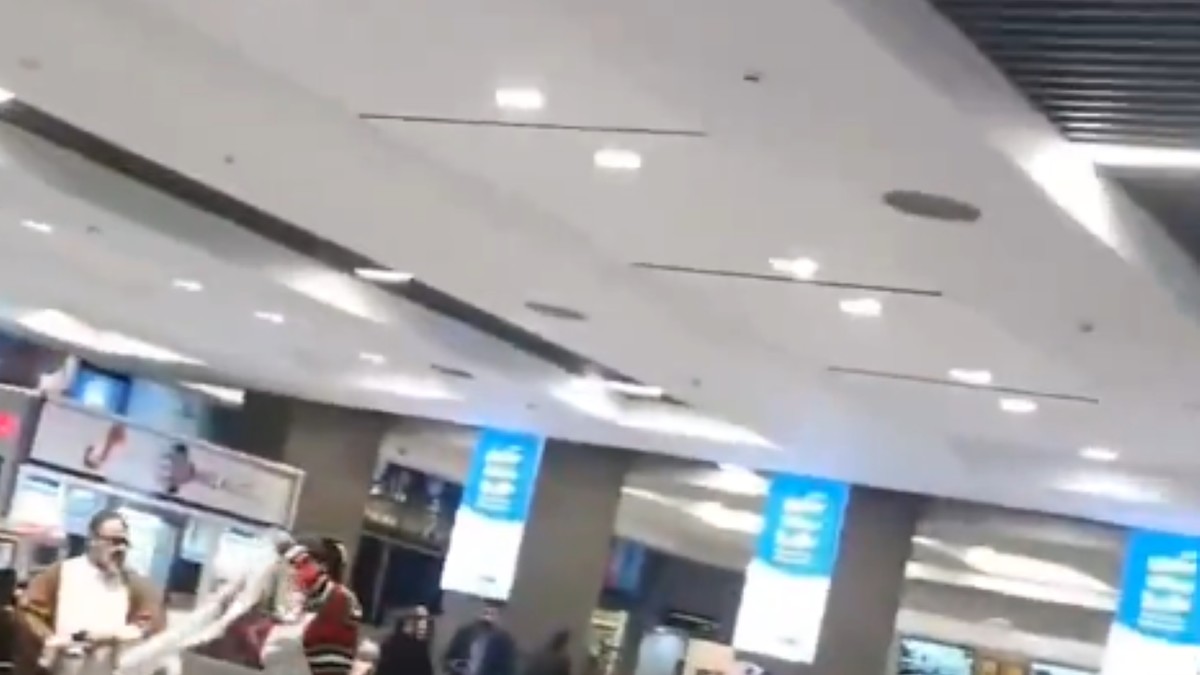 O tânără iraniană a smuls turbanul unui mullah care a certat-o că nu poartă hijab. Foto Captură video X