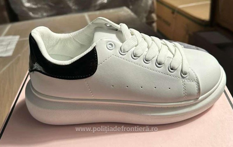 Pantofi sport Alexander McQueen contrafăcuți, în valoare de peste 6,5 milioane de lei, depistați în Portul Constanța