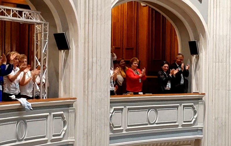 EXCLUSIV/ Camera Deputaților explică de ce nu a lăsat un interpret pentru surdo-muți să intre în Parlament