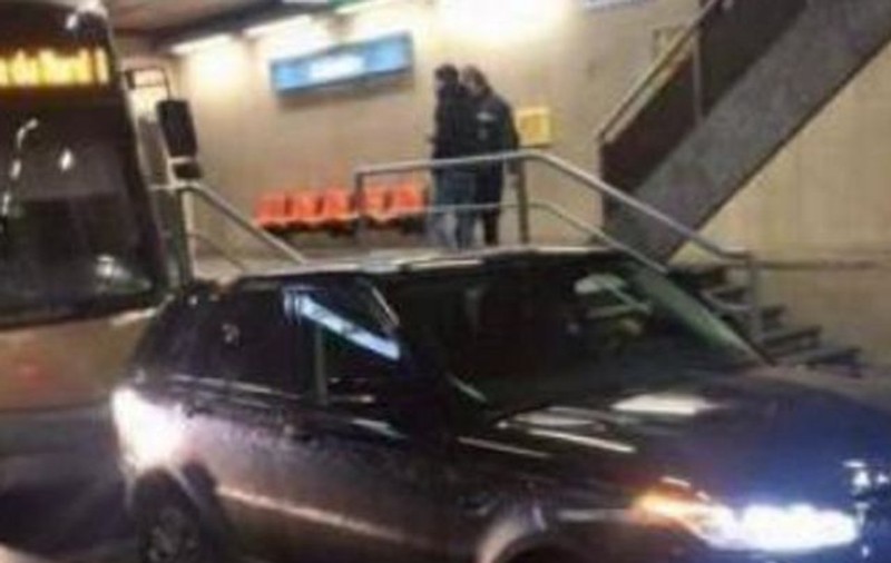 A ajuns cu maşina pe şina de la metrou și a dat vina pe...GPS / VIDEO