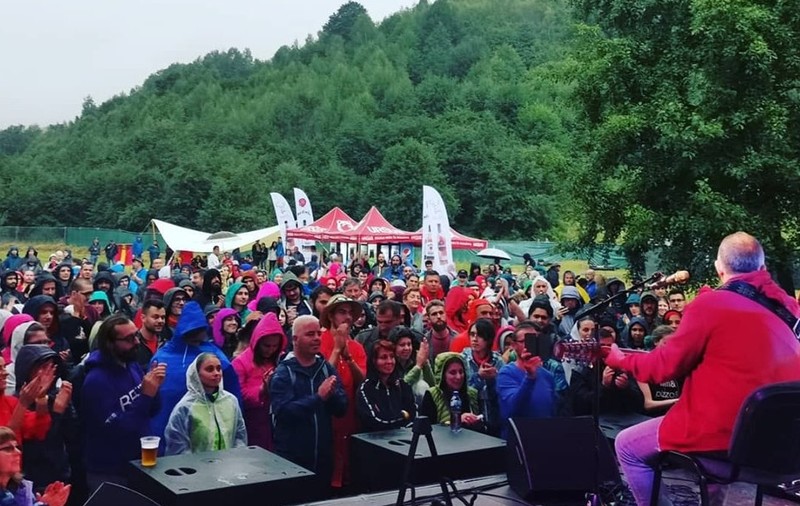 Rockerii au îmbrățișat copacii, militând pentru natură, la Folk Rock Fest Piatra Craiului