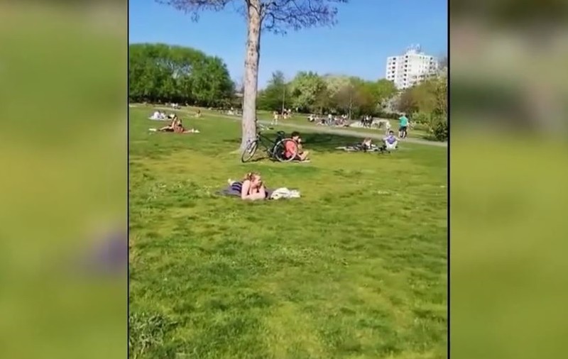Poliția din Frankfurt le mulțumește oamenilor ieșiți la iarbă verde că respectă distanța între ei. „Să rămâneți sănătoși!”. În România, parcurile sunt închise