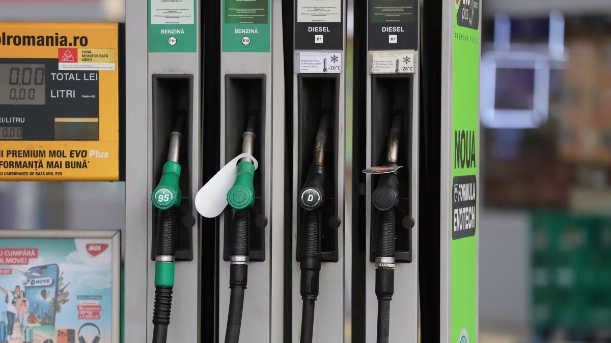 Pompele de alimentare cu carburanți dintr-o benzinărie, în București