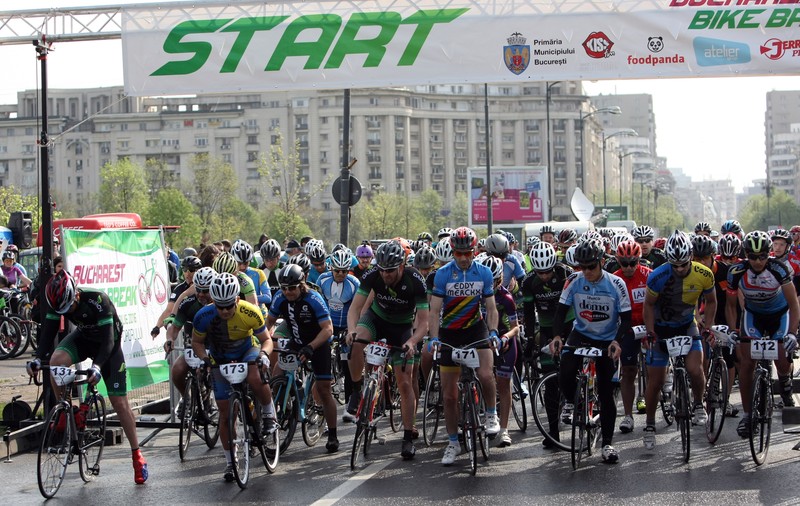 Cicliștii au înconjurat Casa Poporului! Start la Bucharest Bike Break