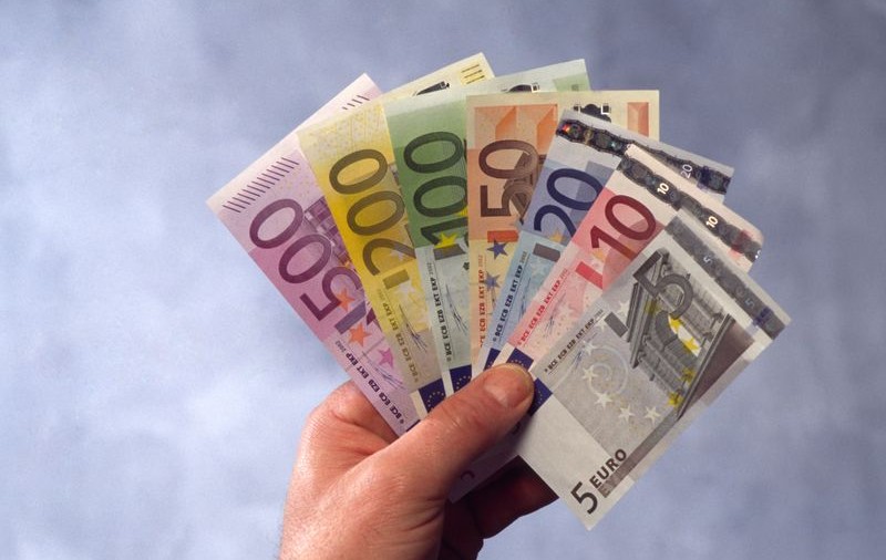 Italia introduce venitul minim garantat. Cum pot beneficia de el românii din Peninsulă