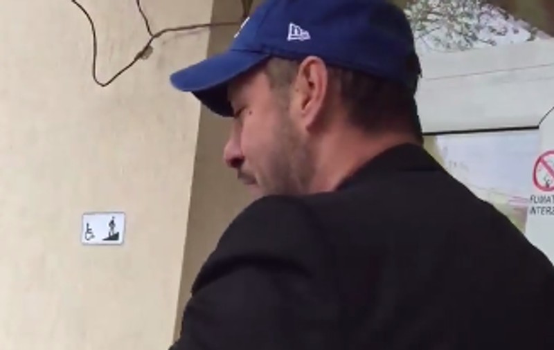 Paznicul unei școli din București, vedetă pe Facebook. Cum îi întâmpină pe elevi. “Mate atenție că e…”