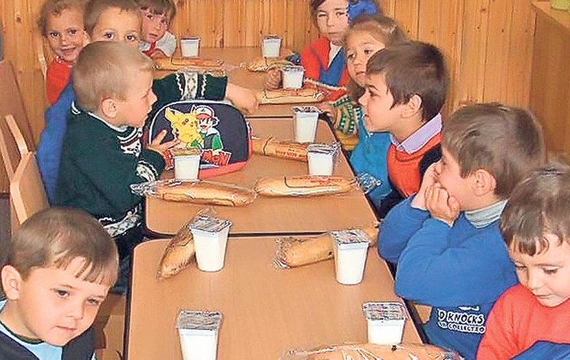 ADIO GUSTĂRI GRATUITE? Elevii riscă să rămână FĂRĂ LAPTE ȘI CORN 