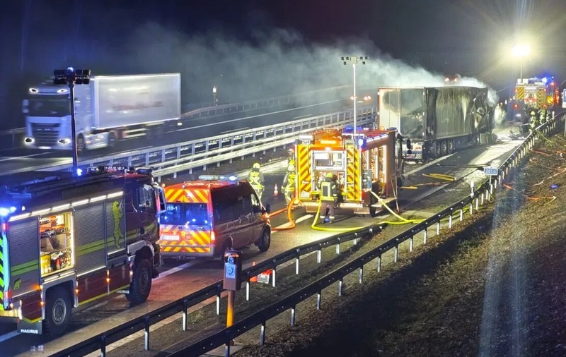 100 de pompieri au încercat să salveze camionul unui șofer român, care s-a făcut scrum pe o autostradă din Germania