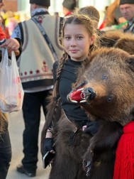 Anesia, îmbrăcată în blana de urs moștenită de la bunici
