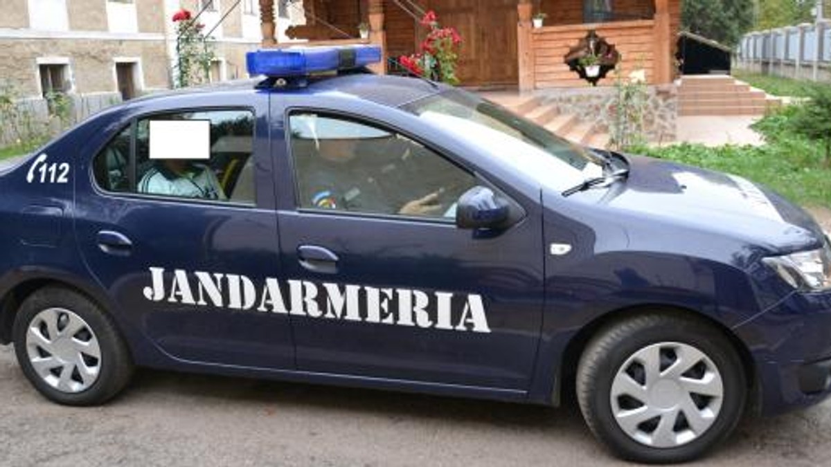 Sfaturile jandarmilor pentru credincioși. Mașină de Jandarmerie, marca Dacia Logan