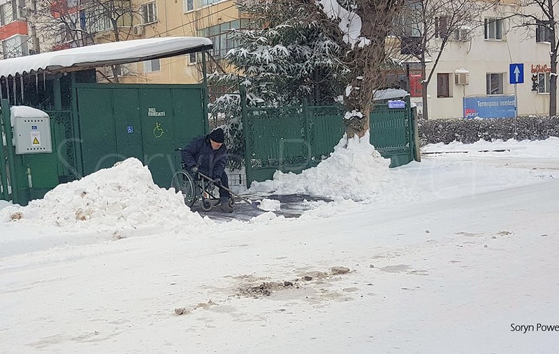FOTO/ Un bărbat în scaun cu rotile a deszăpezit trotuarul din fața casei în Buzău. „Dacă vrea cineva să-l ajute, el refuză”