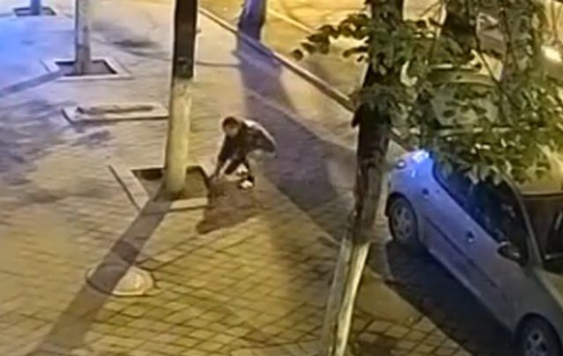 Tupeul fără margini al unui moldovean. A furat pavelele din centrul oraşului, sub ochii trecătorilor | VIDEO