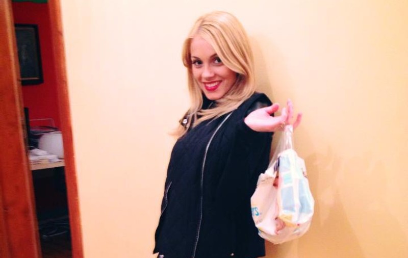 Andreea Ibacka, expertă în schimbat scutece | FOTO
