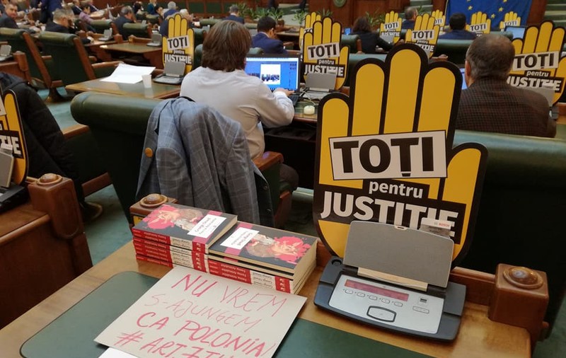 Vot final în Parlament, pe toate cele trei proiecte din pachetul legilor justiției; O nouă zi de scandal în plenul Senatului