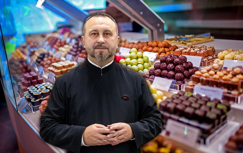 Un preot din Cluj s-a apucat să prepare ciocolată cu... canabis și e foarte încrezător în businessul său. „Vreau să aduc oamenilor zâmbetul pe buze!”