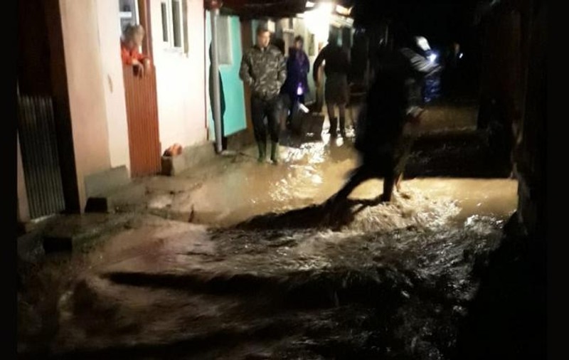 Un bărbat a murit electrocutat în subsolul unui bloc din Lupeni după ce imobilul a fost inundat ca urmare a ploilor abundente