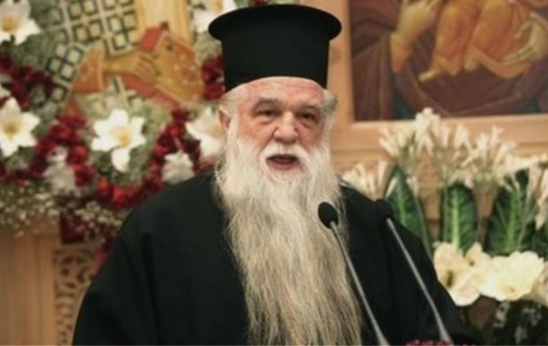 Un controversat cleric grec îl ameninţă pe ministrul elen al educaţiei cu excomunicarea, după ce acesta a spus că împărtășania poate transmite COVID-19