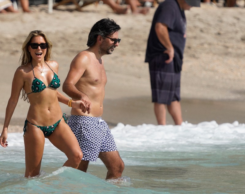 Fosta soție a fotbalistului olandez Rafael van der Vaart, incendiară în Caraibe. Sylvie Meis, în tandrețuri pe plajă cu artistul Niclas Castello