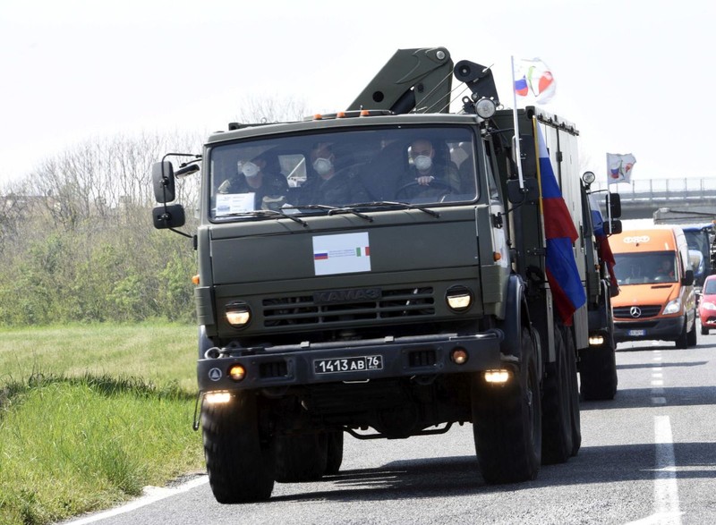 De la aterizare, convoiul militar rusesc a parcurs 600 de kilometri până în Bergamo FOTO: EPA