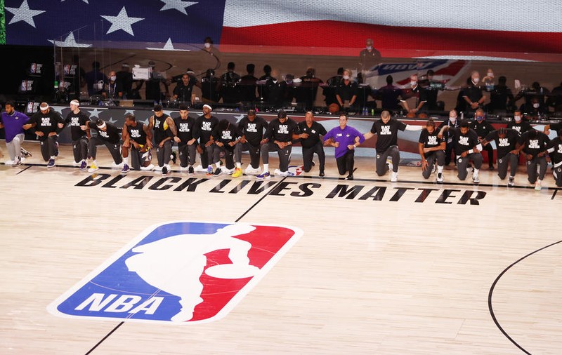 S-a reluat sezonul în NBA. Jucătorii au îngenuncheat împotriva rasismului