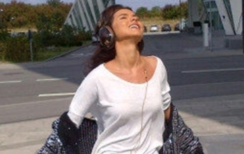 Parcă GEME DE PLĂCERE! INNA, ÎN EXTAZ, PE STRADĂ, la Copenhaga! | FOTO