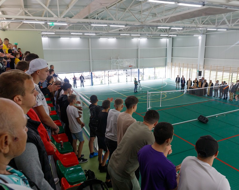 REPORTAJ Copiii din Ucraina au fost chemați de ucrainenii din România să le inaugureze o sală de sport. „Mai uită că au tații plecați la război”