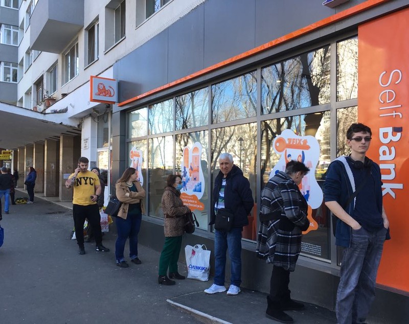Bucureștenii au făcut cozi la bancomate în criză de coronavirus: „E al patrulea la care încerc”