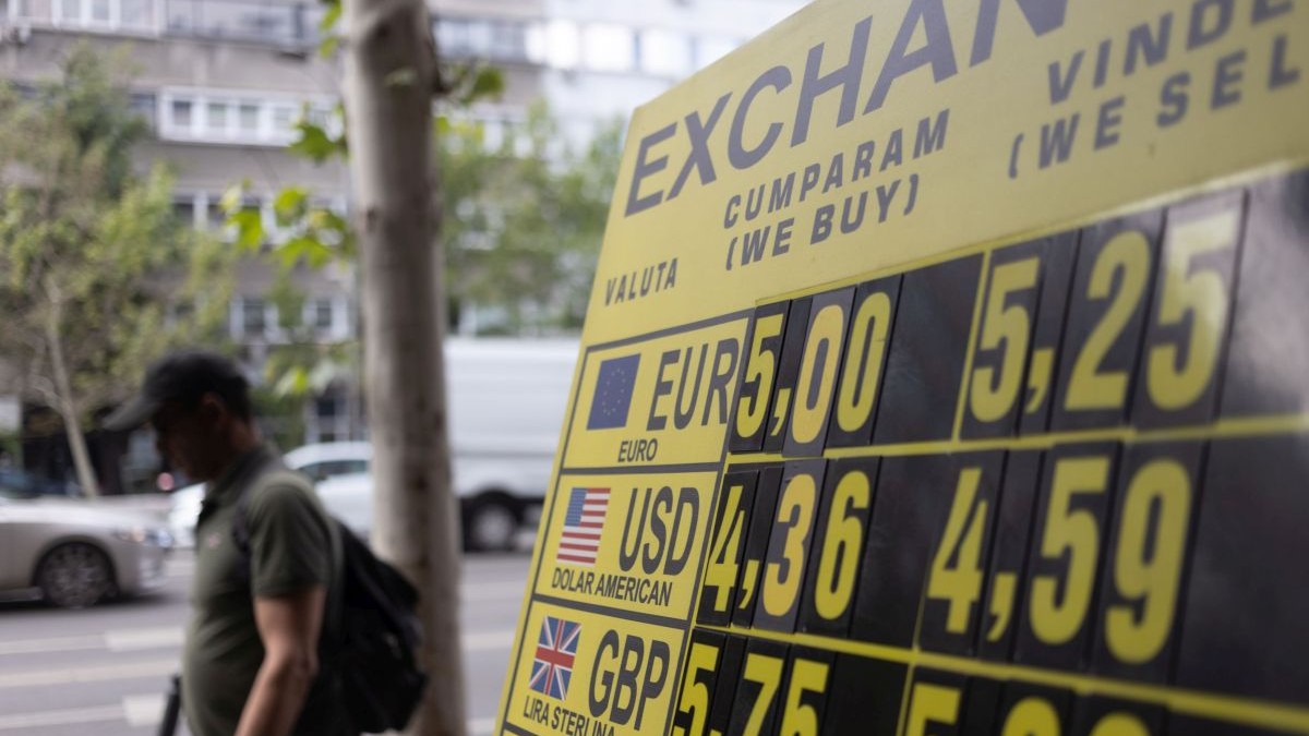 Casele de schimb valutar afiseaza noi cotatii de vanzare a monedei europene, dupa ce BNR a publicat marti datele privind cursul euro, la peste 5 RON per unitate, miercuri, 7 mai 2025, in Bucuresti.