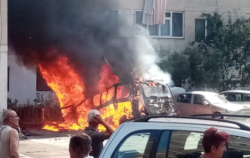 O dubă cu butelii de oxigen a explodat în Râmnicu Vâlcea. Două persoane au fost rănite și mai multe mașini, distruse