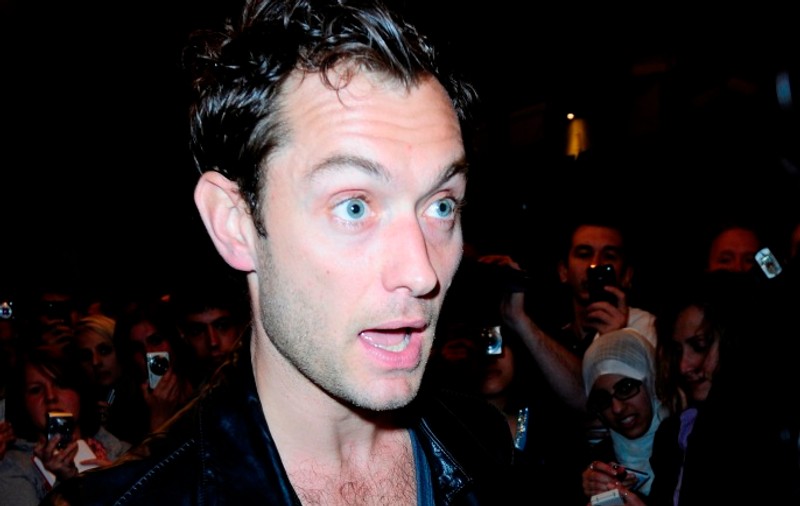 Jude Law îi cere Samanthei testul ADN