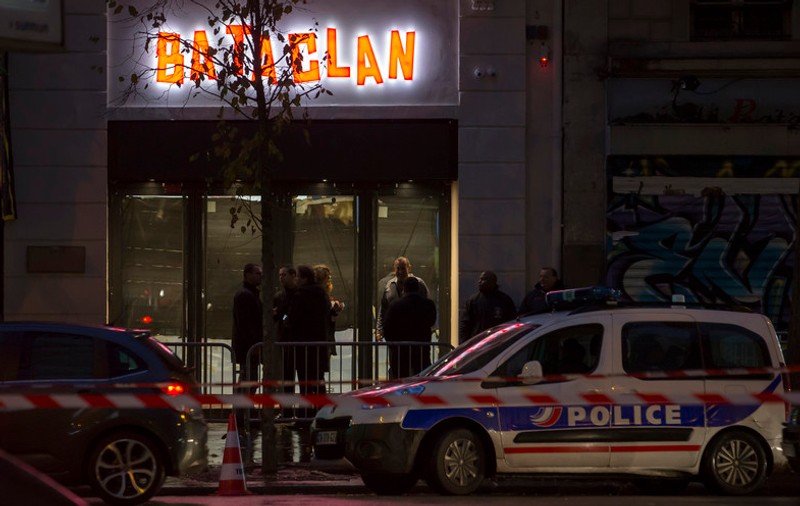 VIDEO | Poliţiştii francezi au protestat la Bataclan împotriva acuzaţiilor de rasism şi violenţă. ”Este greu să înţelegem”