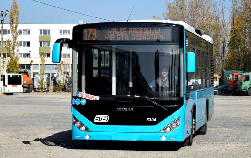 Elevii care învaţă în București vor circula gratuit, de luni, cu transportul în comun