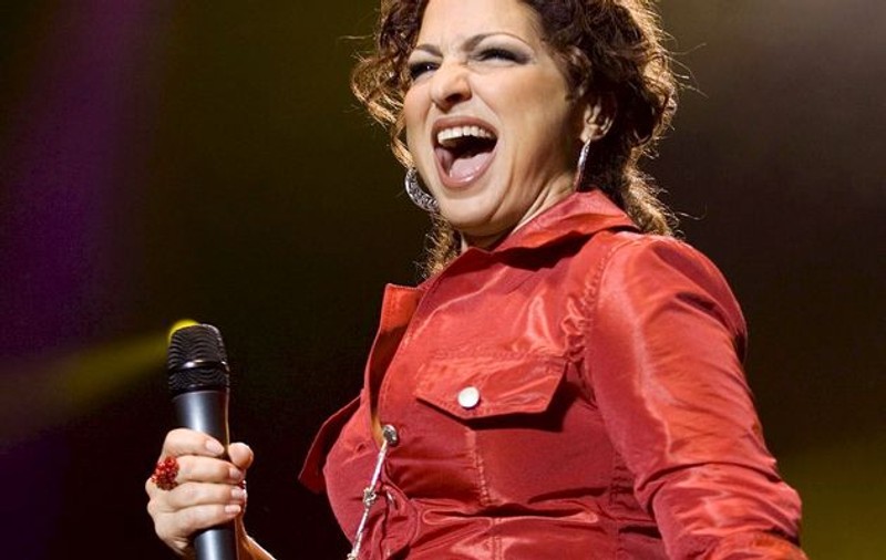 Gloria Estefan, cu mopul în mână în timpul concertului