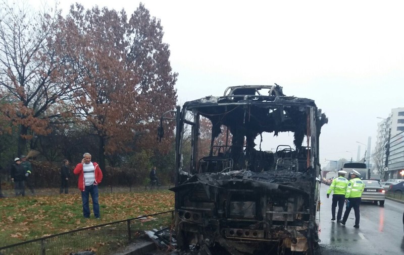 Microbuz în flăcări, în Capitală. Nu s-au înregistrat victime