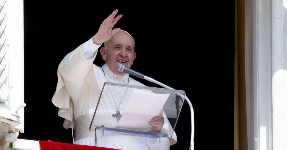 Papa Francisc saluta multimea de la Vatican