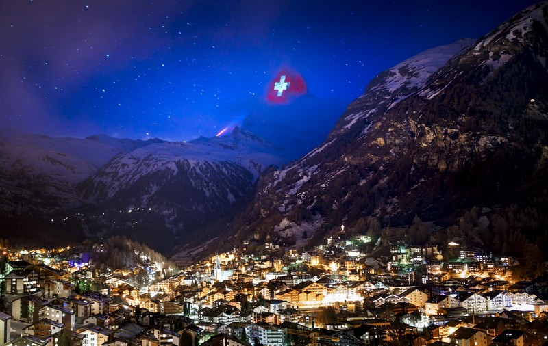 Elvețienii, îndemnați să stea acasă prin mesaje proiectate pe vârful muntelui Matterhorn