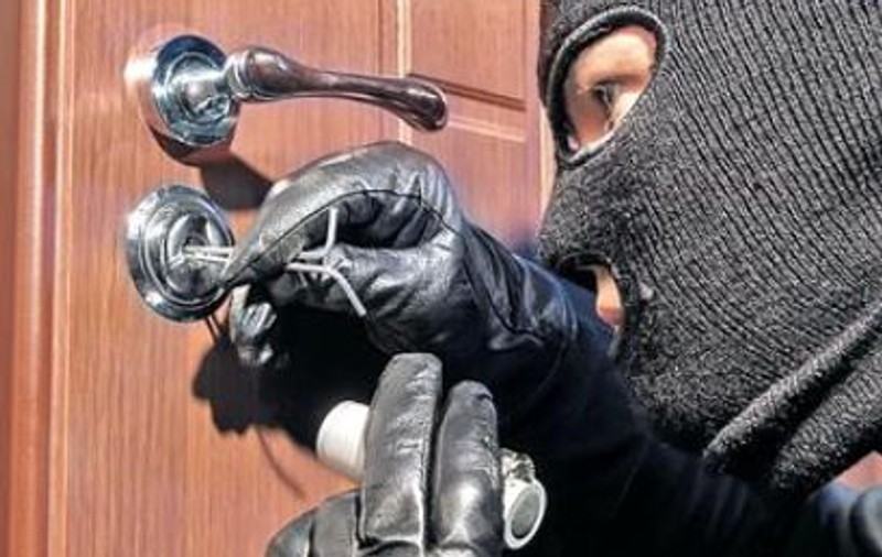 Doi bărbaţi, reținuți de poliţiştii din Capitală după ce au încercat să jefuiască un apartament