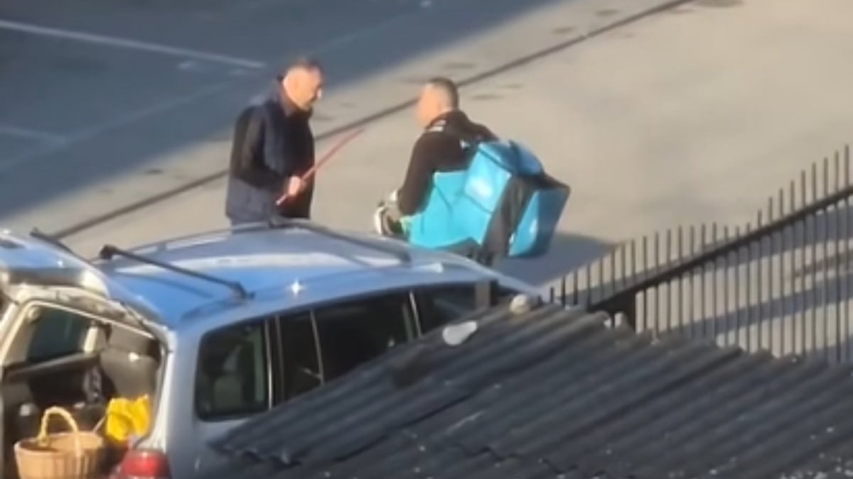 Doi bărbați se confruntă pe marginea drumului, unul dintre ei având asupra sa un obiect asemănător unei bâte. Lângă ei este parcată o mașină, iar situația pare tensionată și conflictuală.